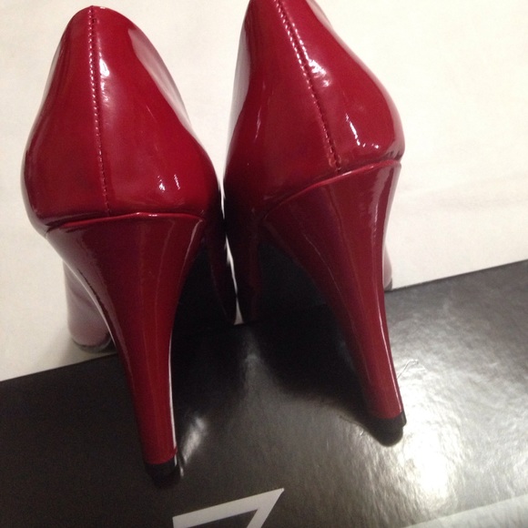 NEW Red Stiletto 4" High Heels Peep Toe Patent Shine 6.5M New Directions Bella - Picture 2 of 9